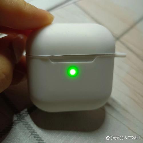 蓝牙耳机绿灯亮是充满了吗