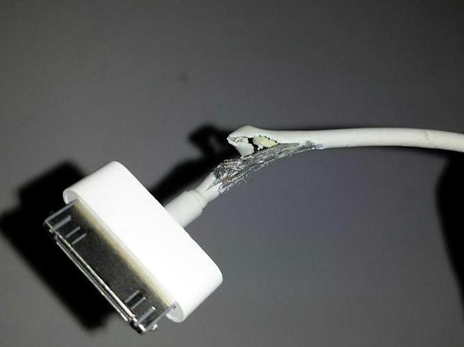 充电器接头处胶皮裂开缩略图