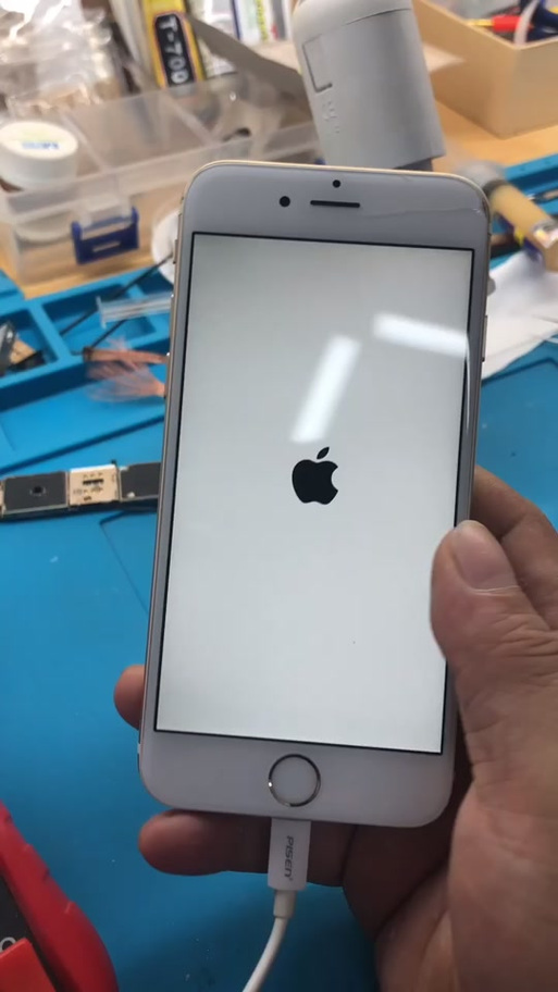 iphone充电一直闪白苹果