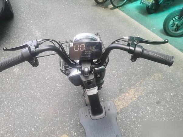 电动车车把撞歪了