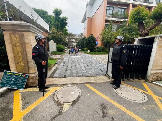 播放校园霸凌挠痒痒