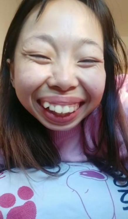快手上捏脸嘟嘴的视频