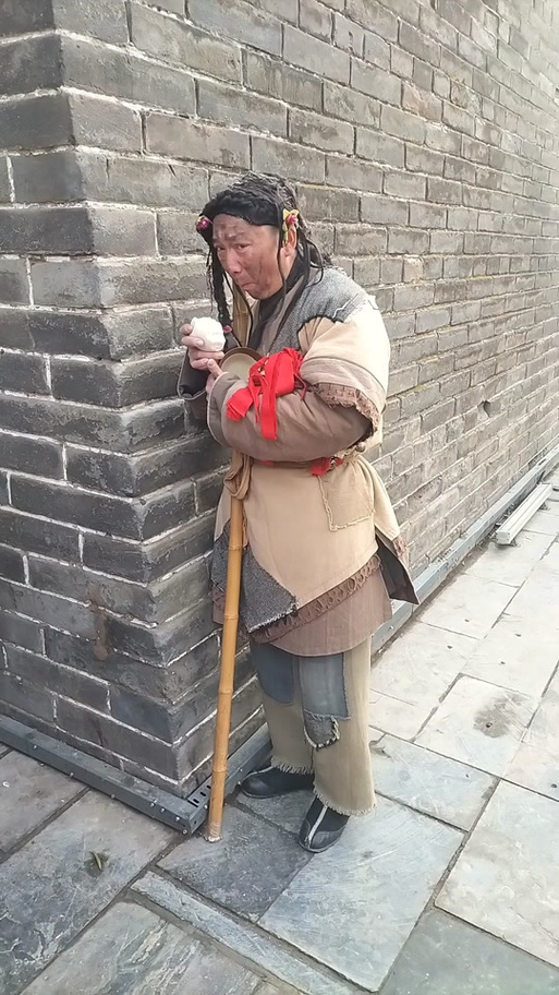 小伙捡到一个乞丐美女图标