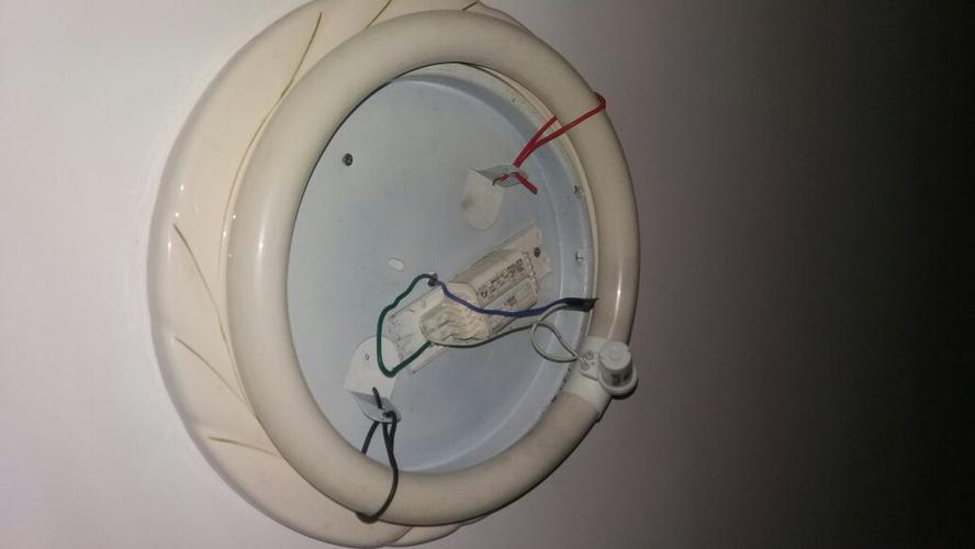 灯打开闪一下就不亮了