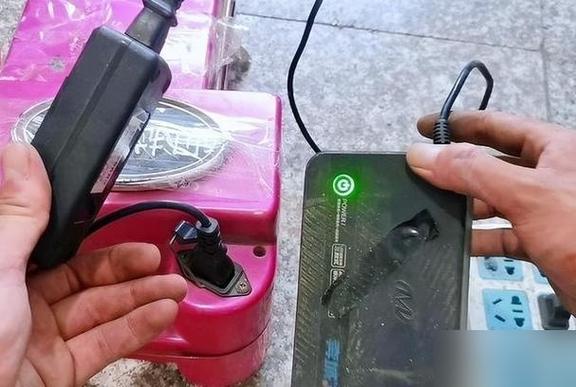 充电器充一会就变绿灯