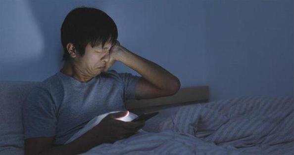 手机屏幕玩着玩着就变暗了