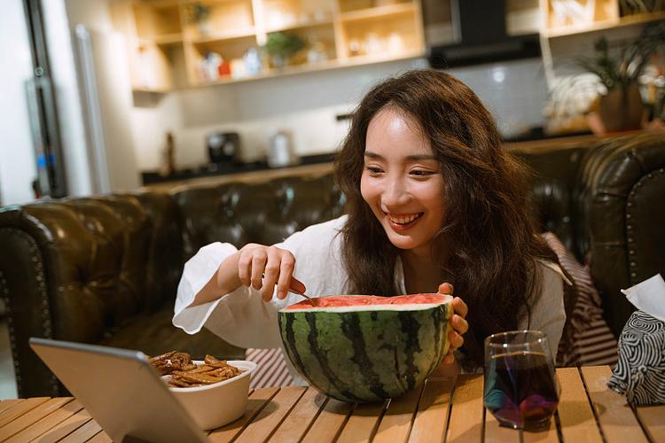 女生追剧的时候