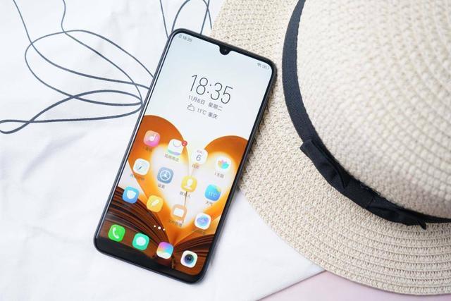 vivoz3后壳底部有没有螺丝
