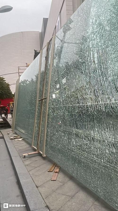 玻璃爆了会掉落吗