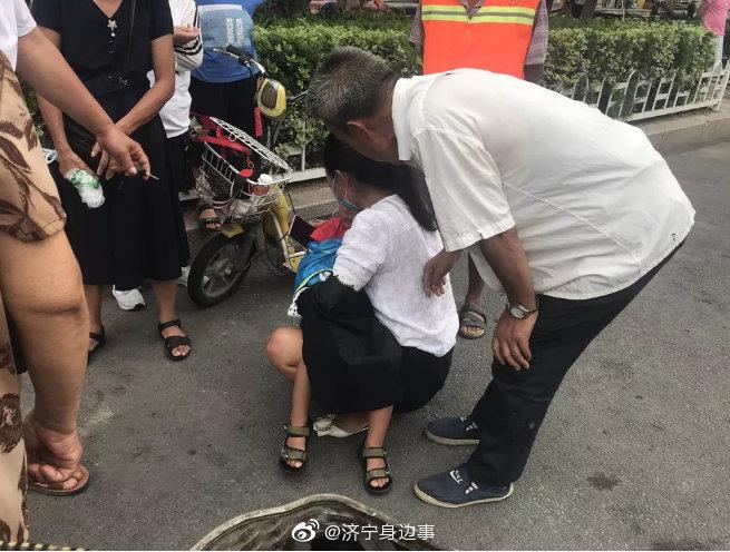 电动车和宝宝一起摔下来