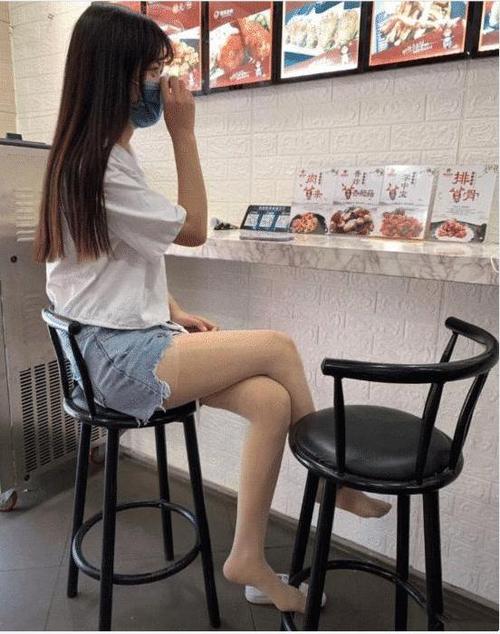 漂亮女友脚臭暖男
