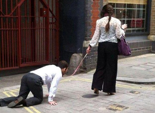 牵着装扮成狗的女友去乡下玩,女友被