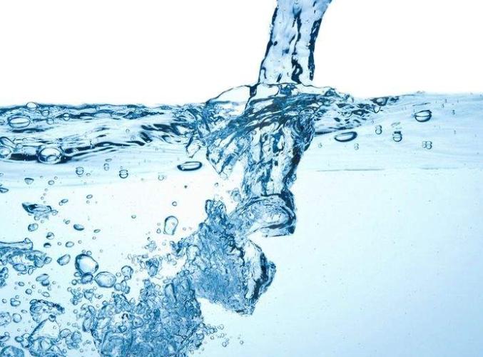 水在两旁大声地哗哗哗哗哗哗哗