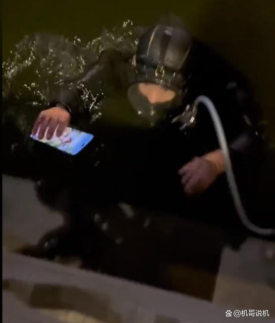 手机泡到水里还能用吗