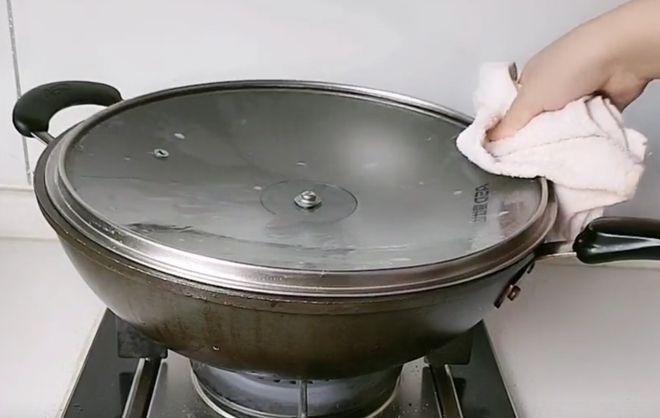 锅盖烧好了与锅吸住解决方法