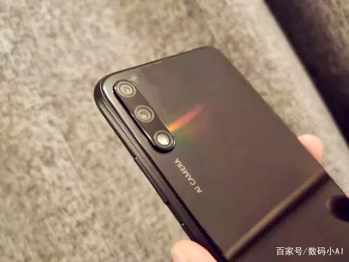华为v20上面三个孔截图