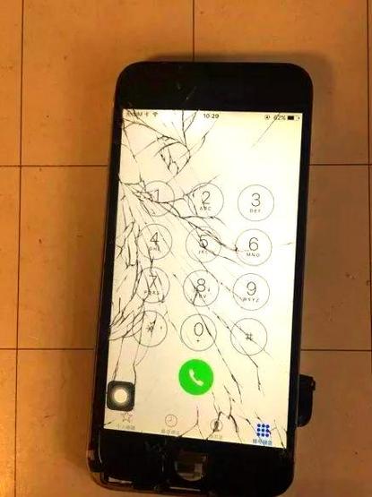 iphone钢化膜碎了照片