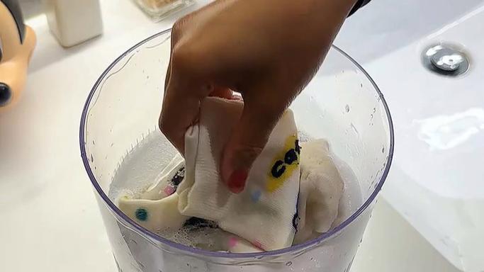 羽绒服上面的胶纸印怎么去掉缩略图
