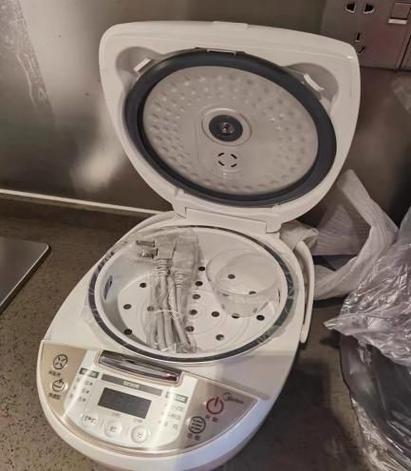 电饭煲锅盖拆装图解