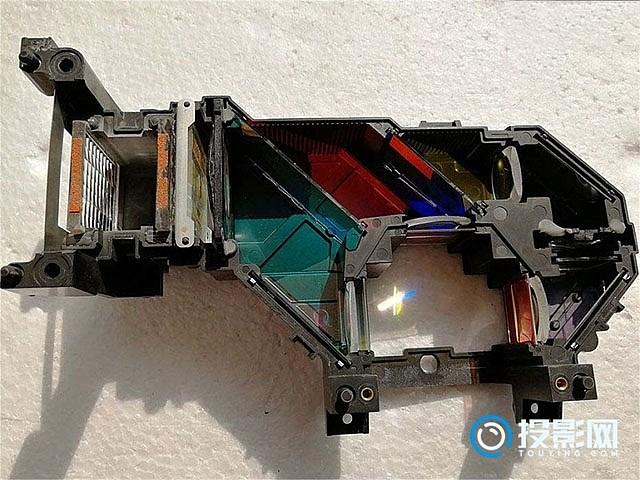 投影仪一半发黄怎么回事