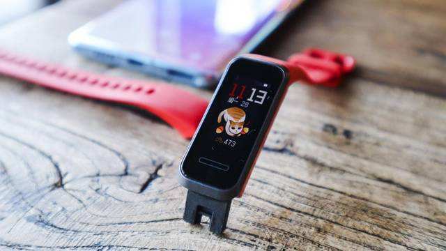 华为手环4充电步骤图解缩略图
