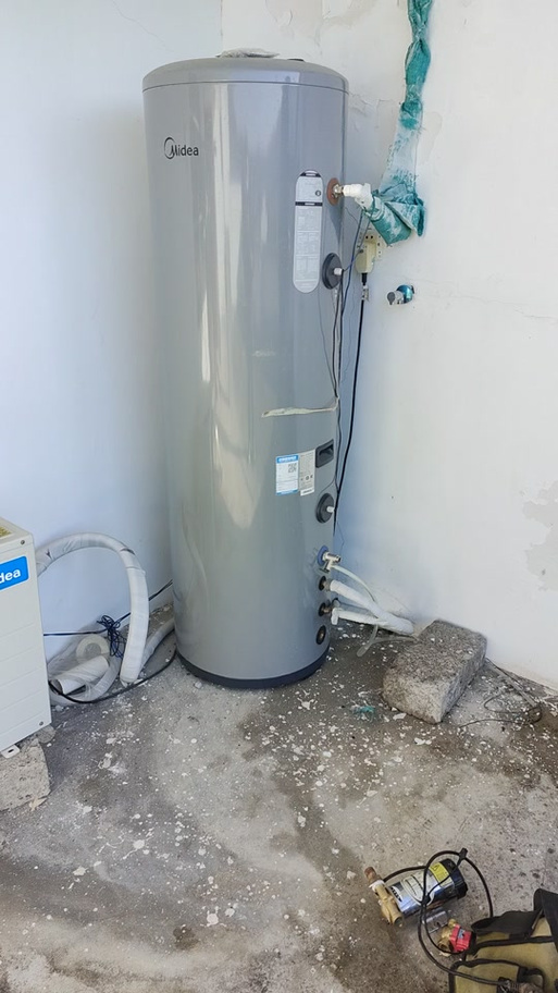 美的空气能剩余水量灯一直闪是什么