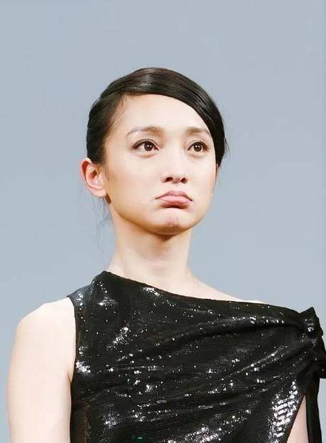 美女翻白眼流泪的表情