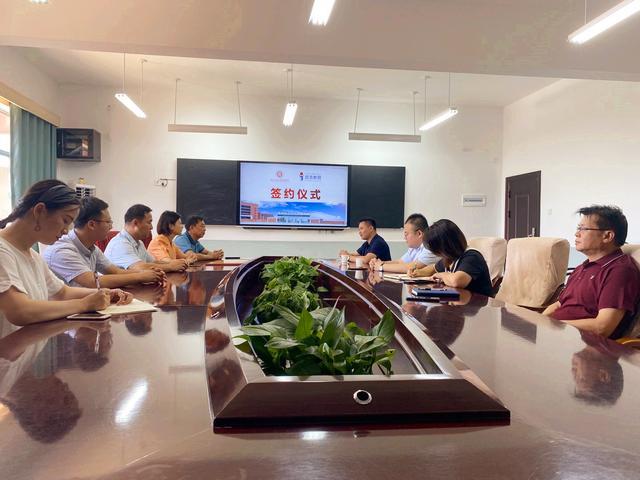 言字旁加个吉念什么