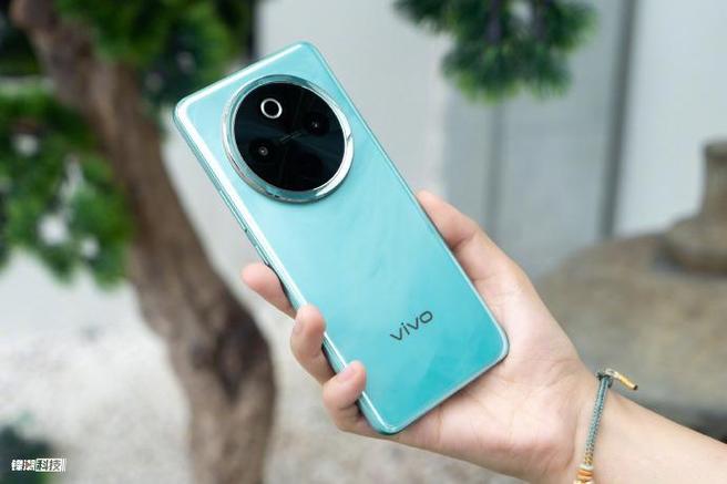 vivoy300pro是曲屏还是直屏图标