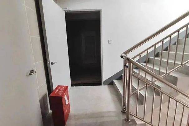 门口通道楼梯和平台等处不准放置