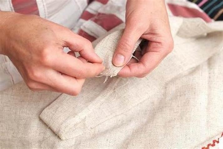 正缝着衣服针断了