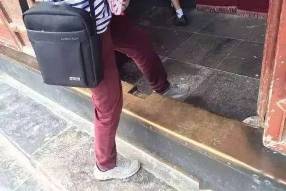 刚拖完地叫别乱踩有错吗