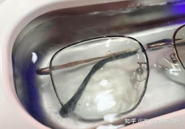 眼镜镜片有一层东西擦不掉截图