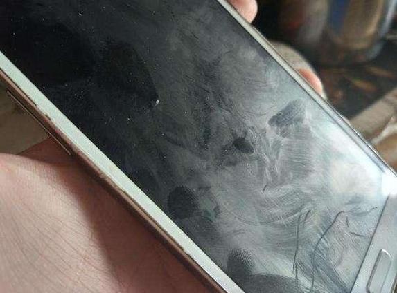 屏幕有指纹印擦不掉