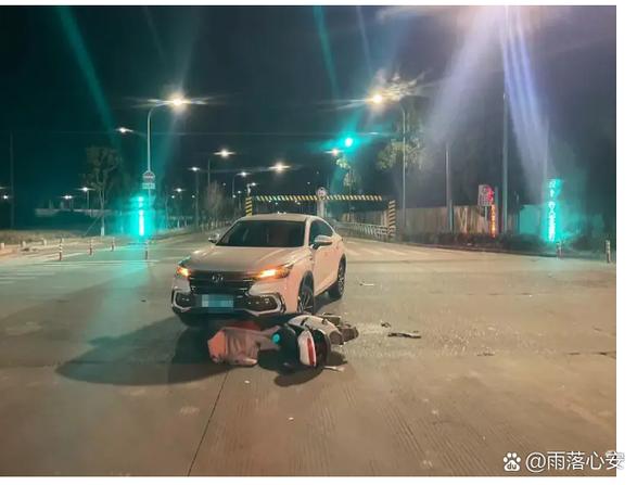 电瓶车闯红灯被车撞了怎么赔偿图标