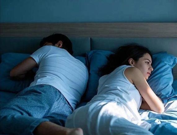 双人被下的夫妻