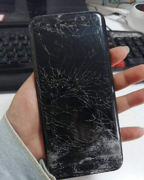 手机摔了屏幕出现黑色会扩散游戏截图