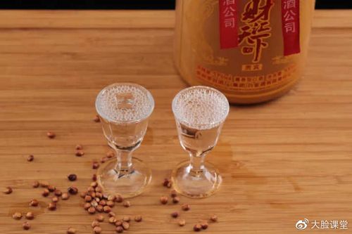 摇晃白酒怎么看酒花