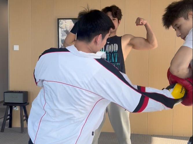 女子拳击打腹部