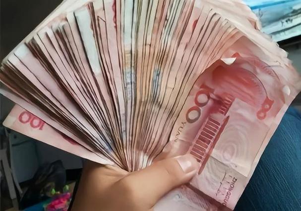 手握现金几千块的照片