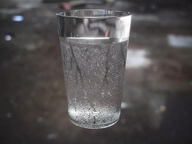 新玻璃杯倒热水起雾不消