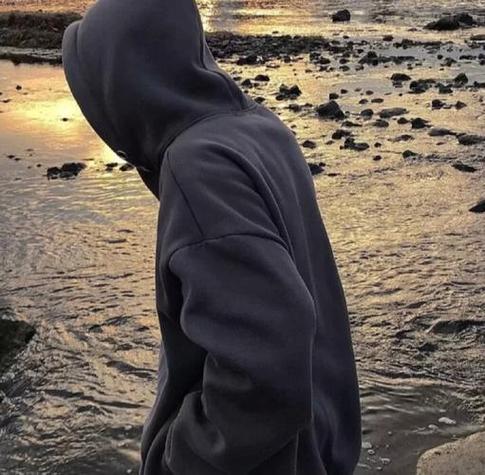 高级氛围感男生头像