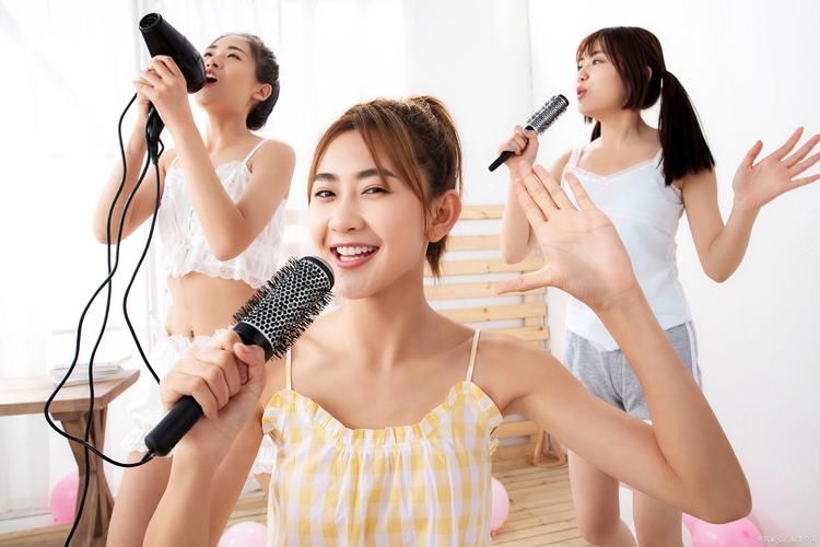 如何跟上伴奏唱歌