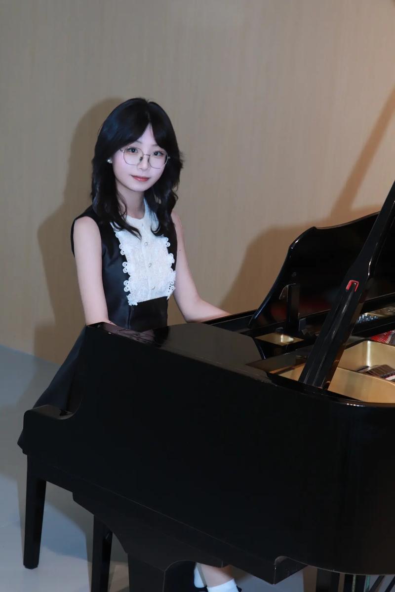 奇秀广告弹钢琴的女孩