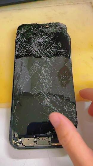 手机摔了出现一条白色怎么办截图