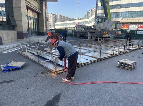 专业安装广告牌工人