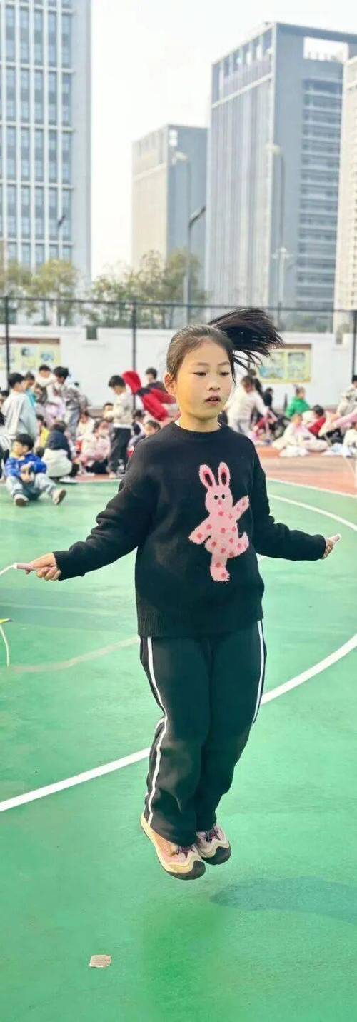 小学生跳绳照片真实截图