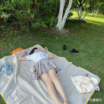 整天躺着不出门怕见人