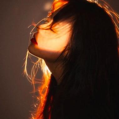 很丧很压抑的头像女