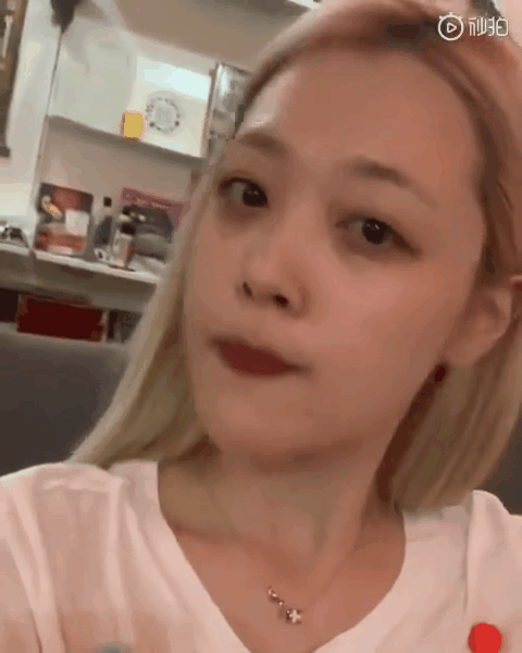 用舌头打结gif